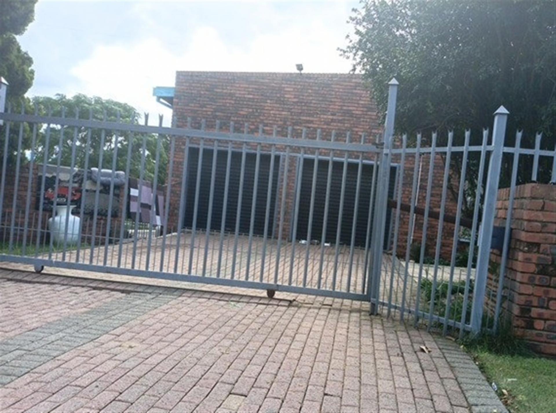 Front View of property in Suidrand