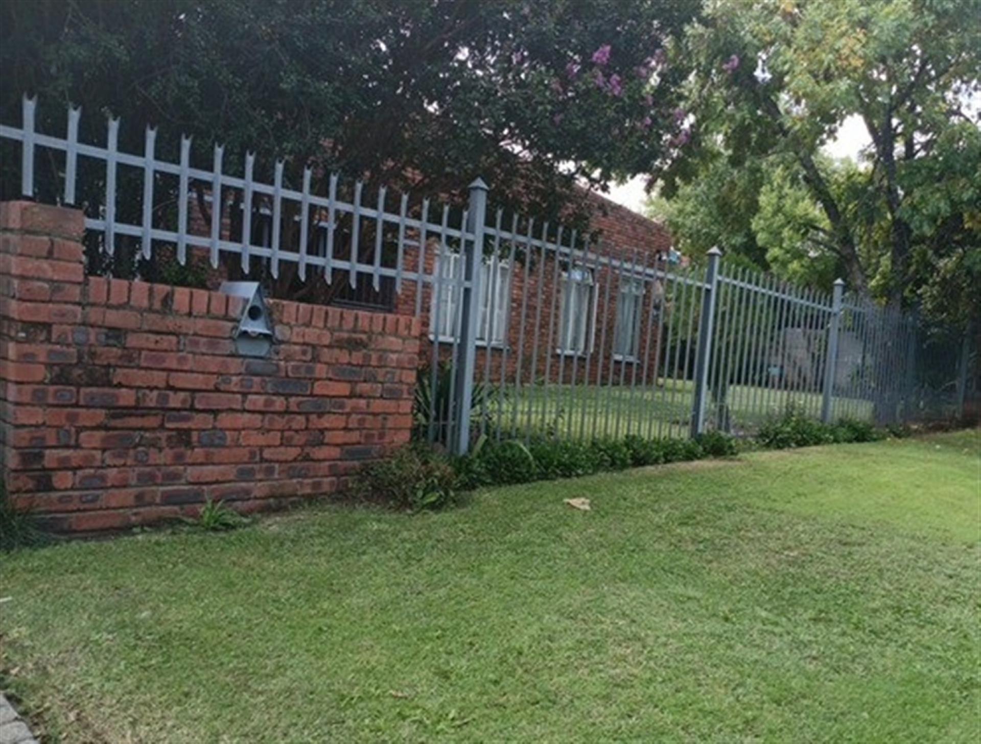 Front View of property in Suidrand