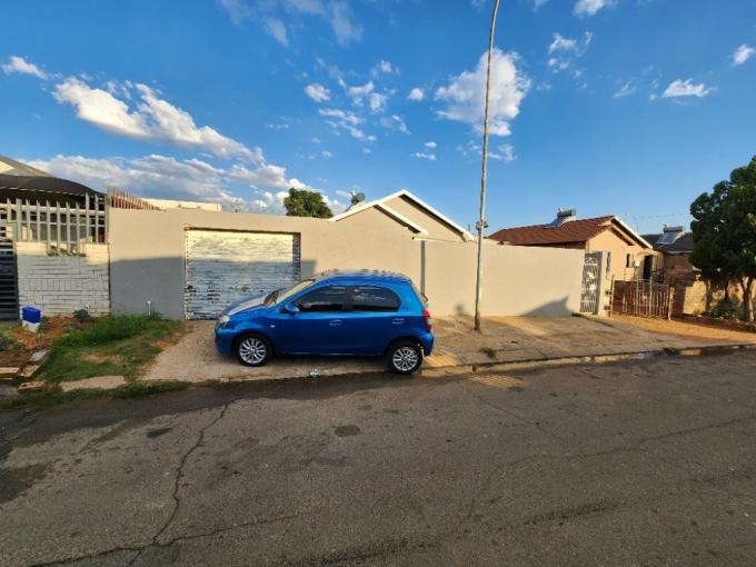3 Bedroom House for Sale For Sale in Lenasia South - MR625738