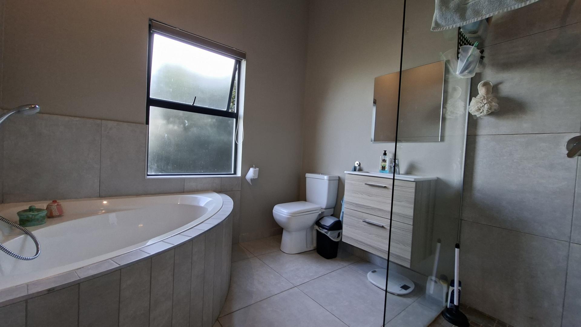 Bathroom 1 of property in Palm Lakes Family Estate