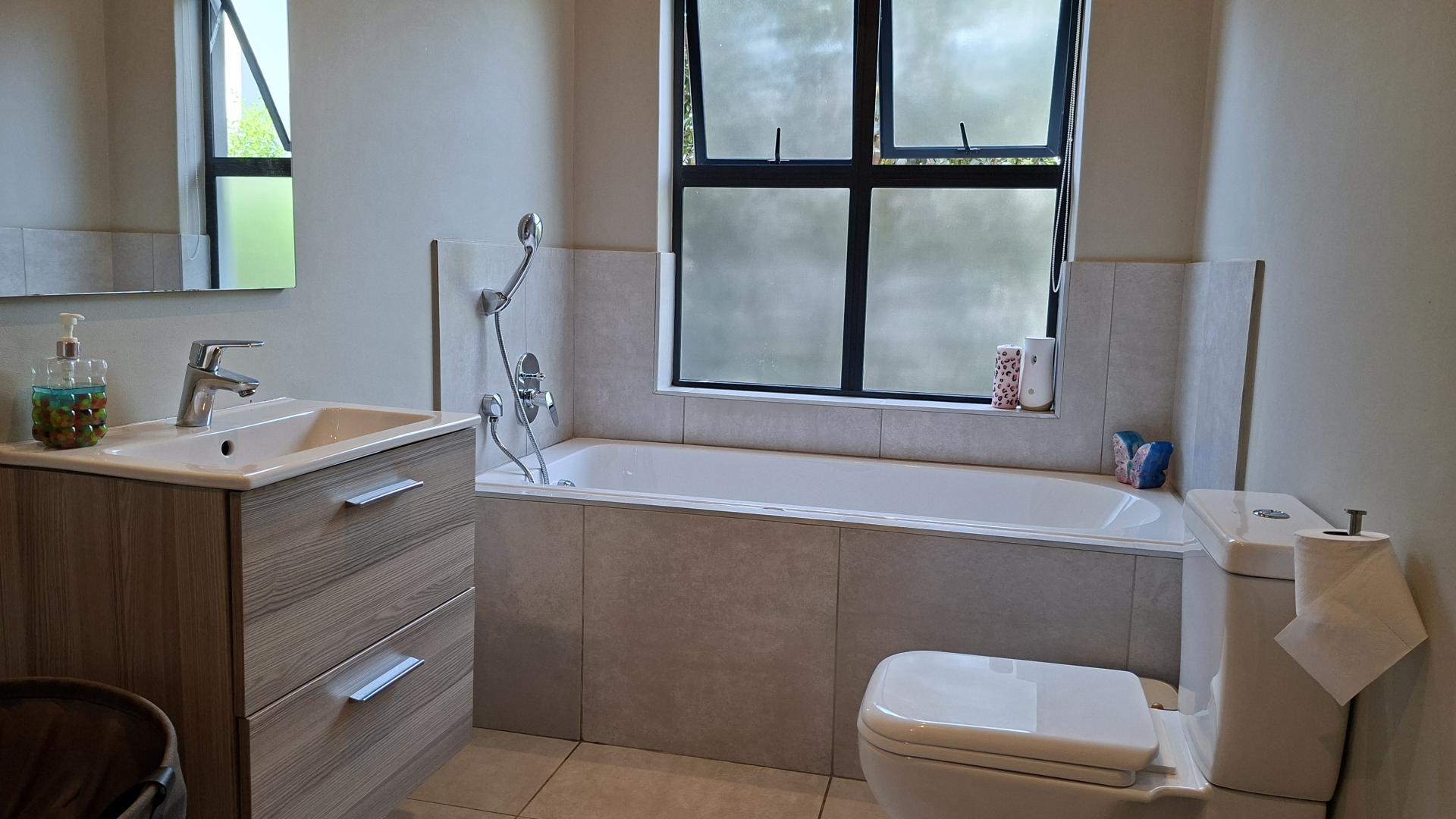 Bathroom 2 of property in Palm Lakes Family Estate
