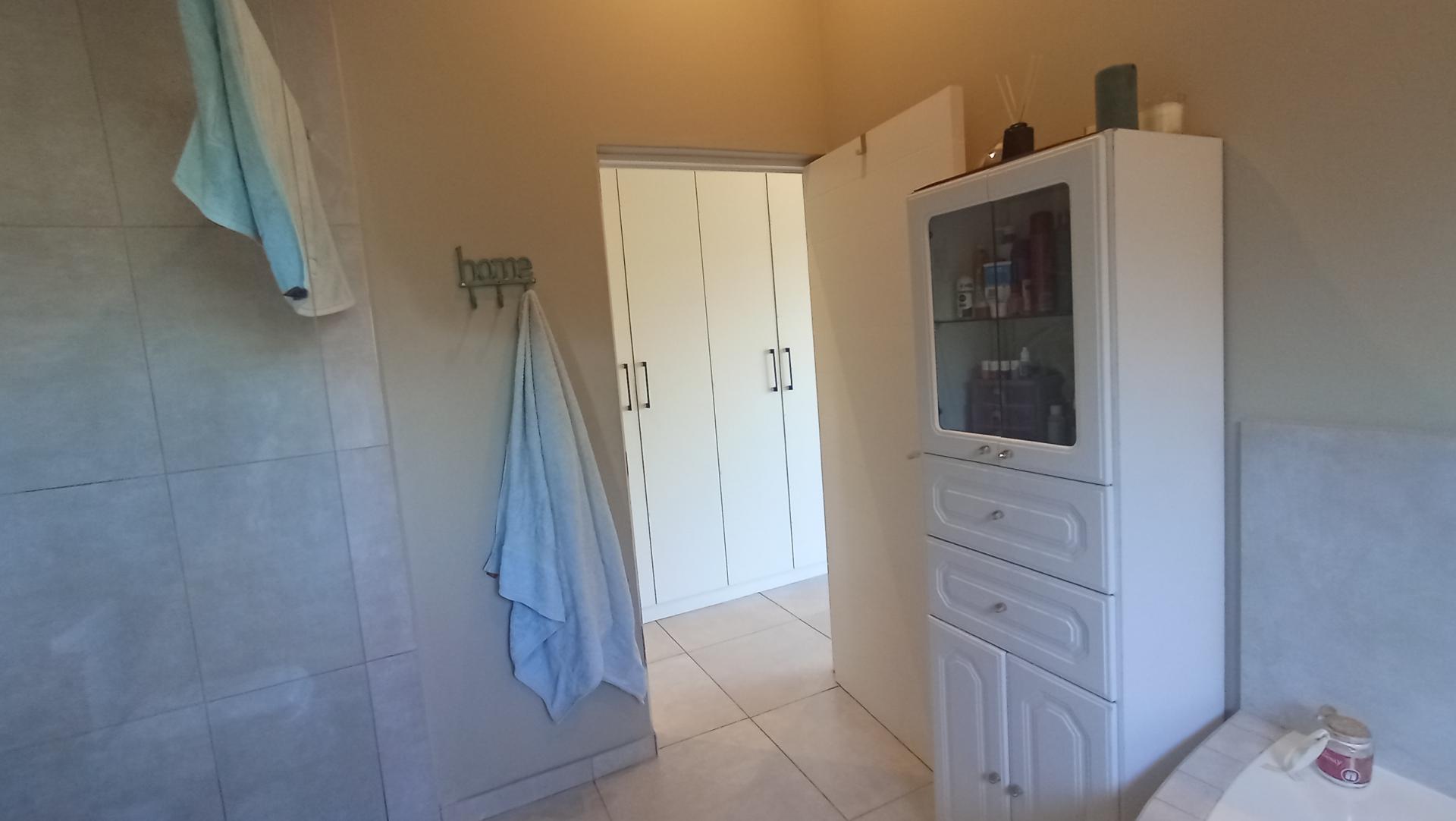 Main Bathroom - 9 square meters of property in Palm Lakes Family Estate