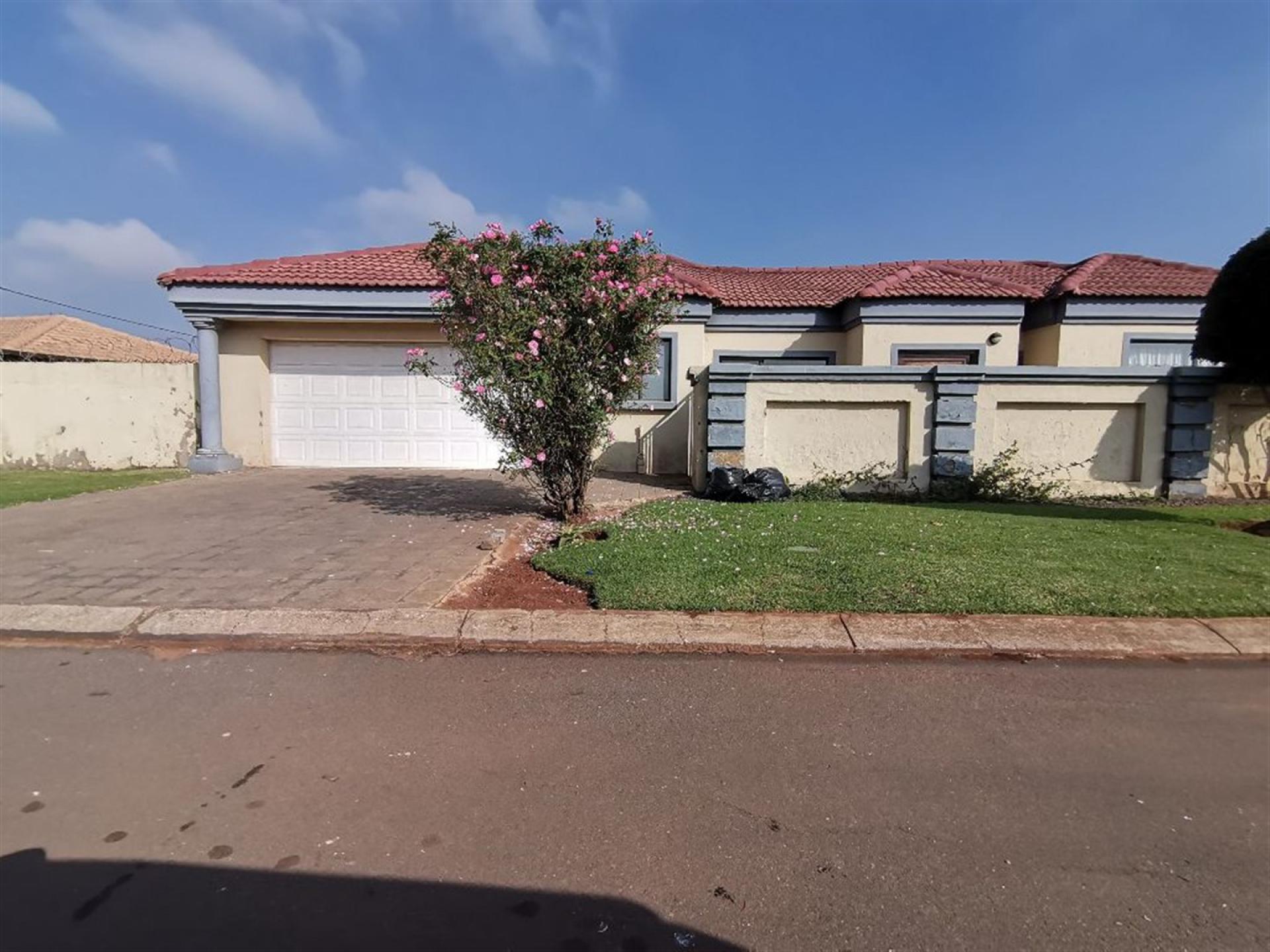Front View of property in Vosloorus
