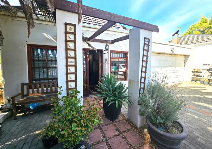 4 Bedroom House for Sale For Sale in Paarl - MR625793