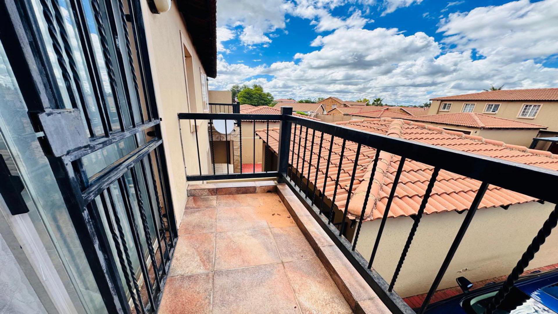 Balcony of property in Annlin