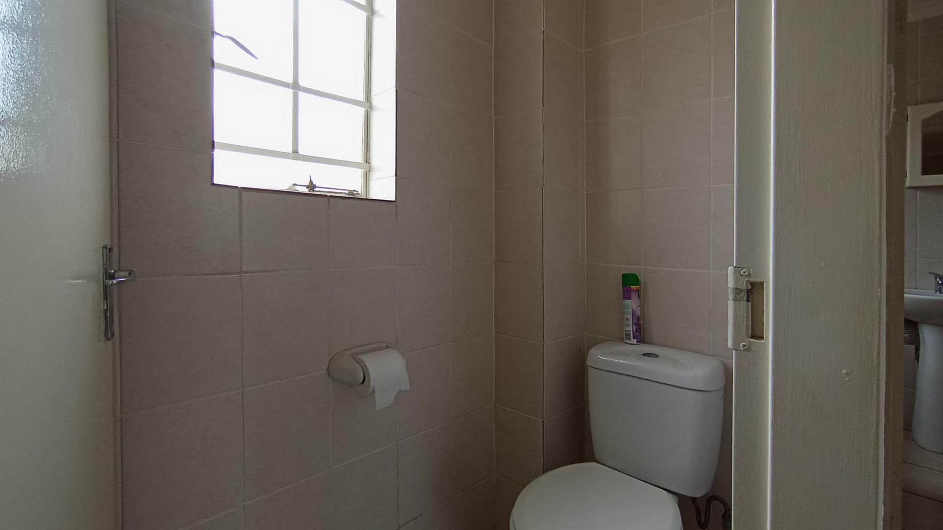 Bathroom 1 - 7 square meters of property in Annlin
