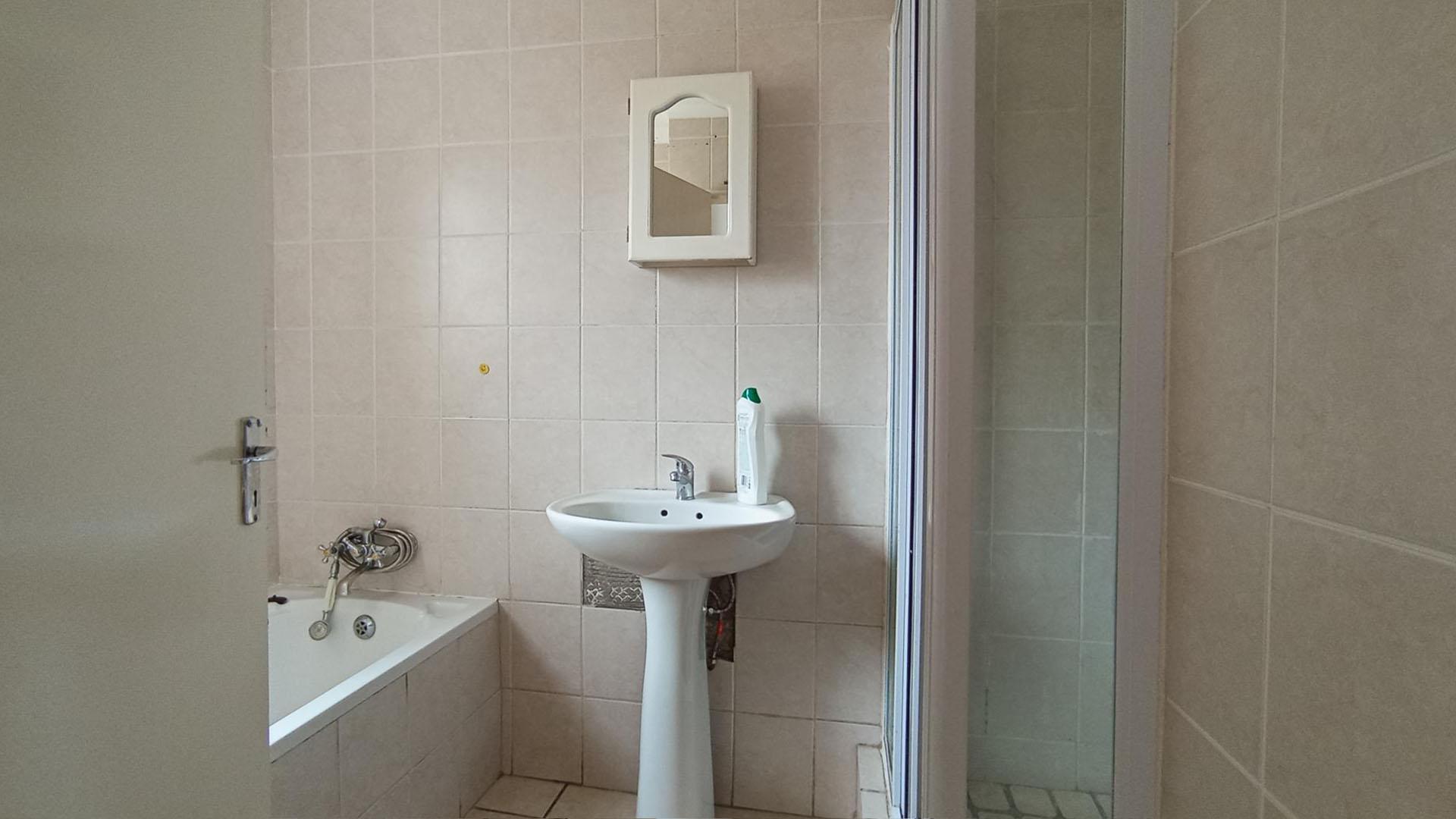 Bathroom 1 - 7 square meters of property in Annlin