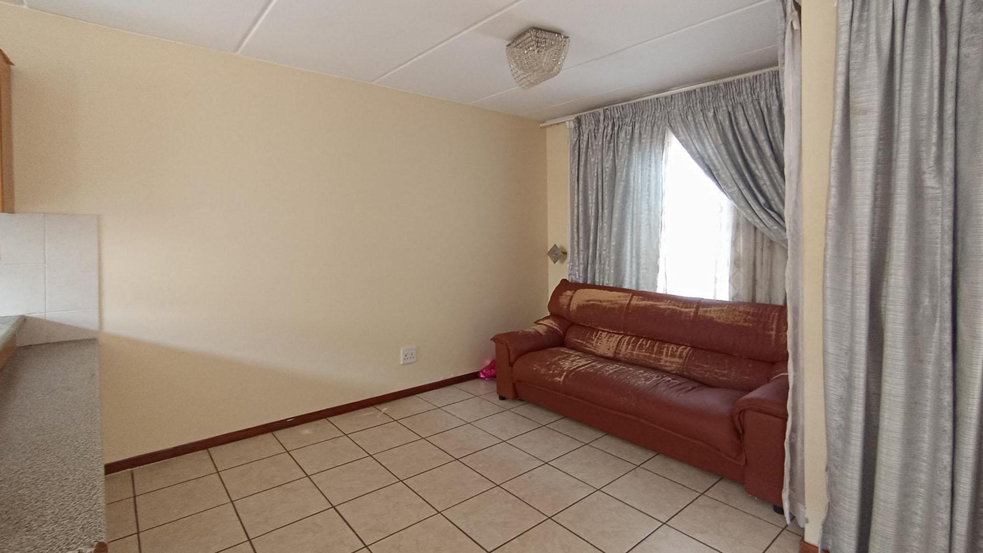 Lounges - 10 square meters of property in Annlin