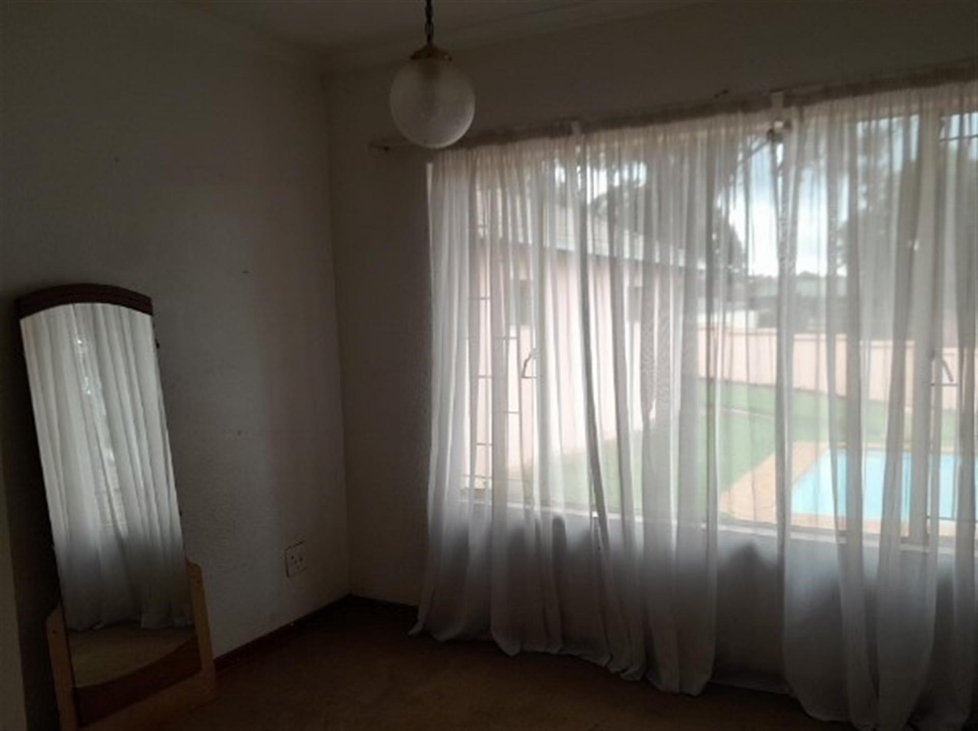 Main Bedroom of property in Roodepoort