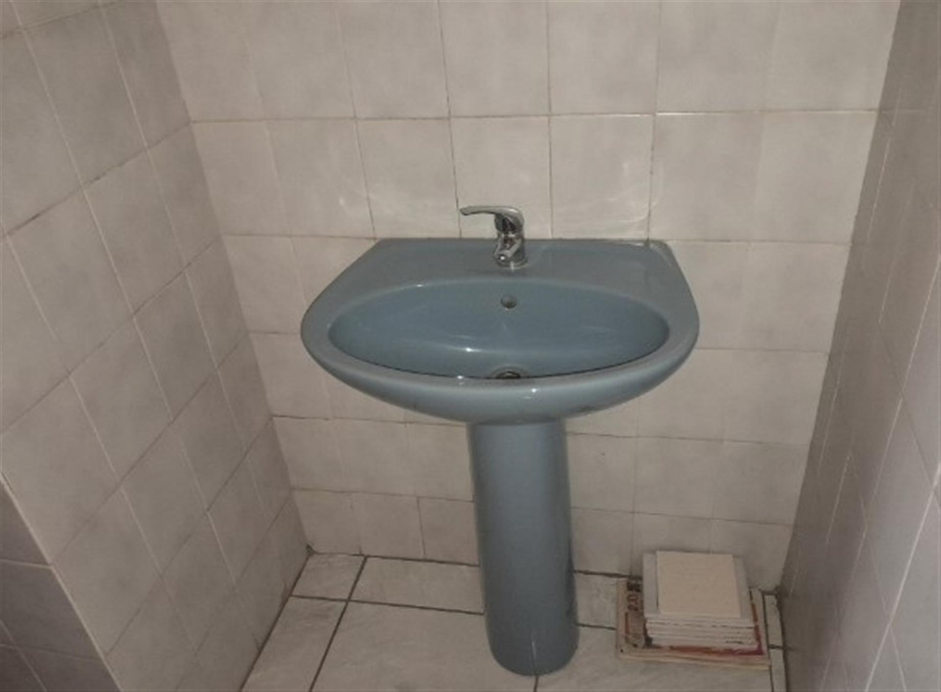Bathroom 1 of property in Roodepoort