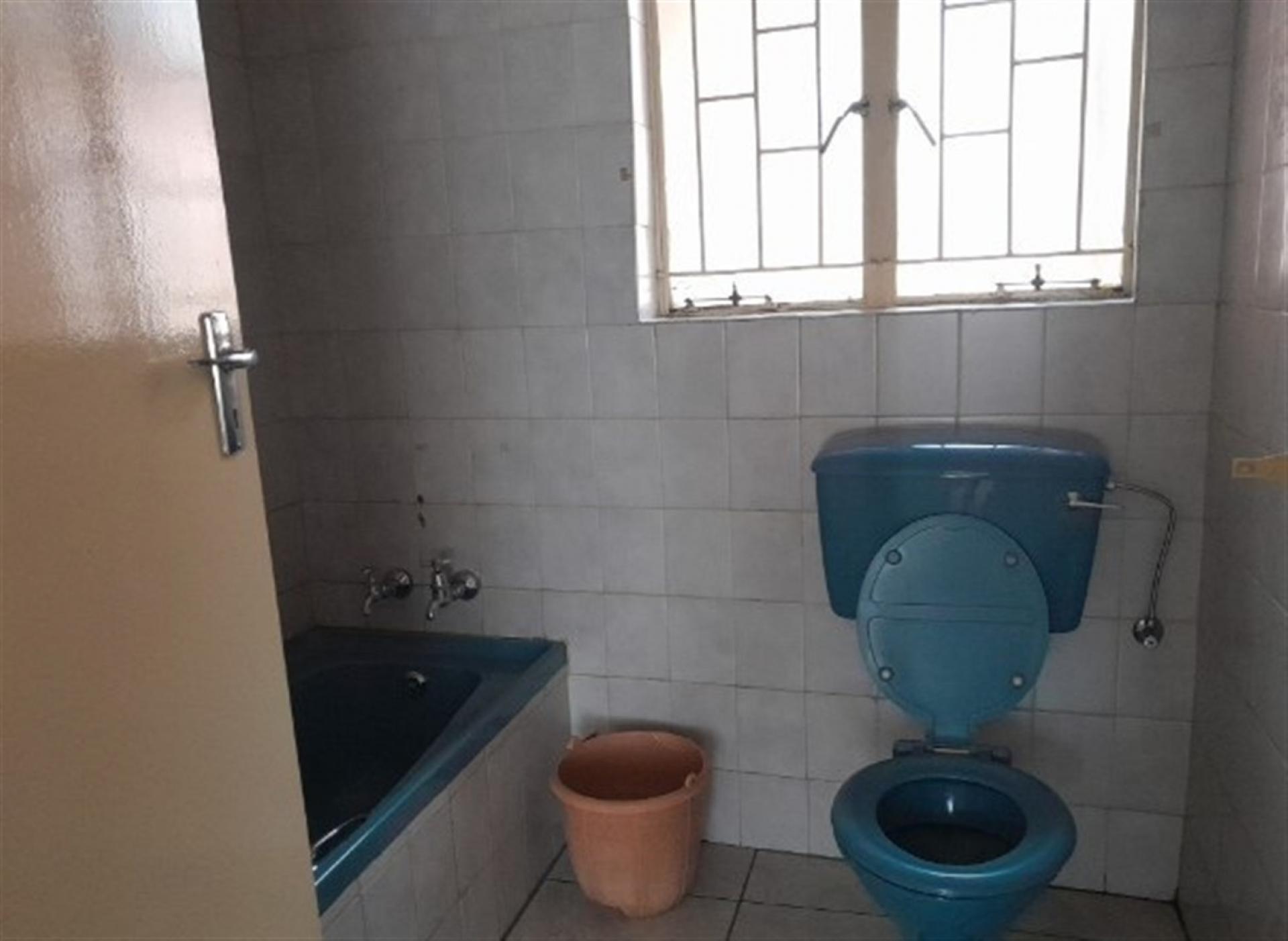 Bathroom 1 of property in Roodepoort