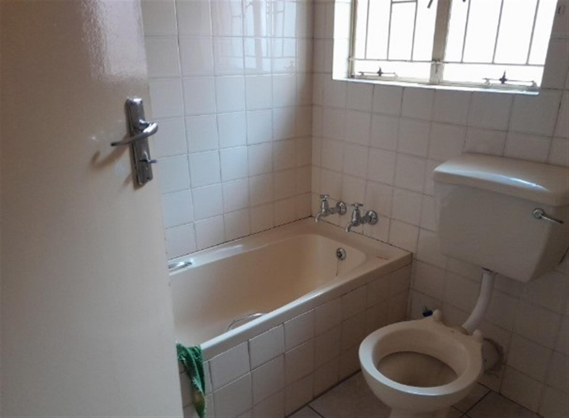 Bathroom 2 of property in Roodepoort