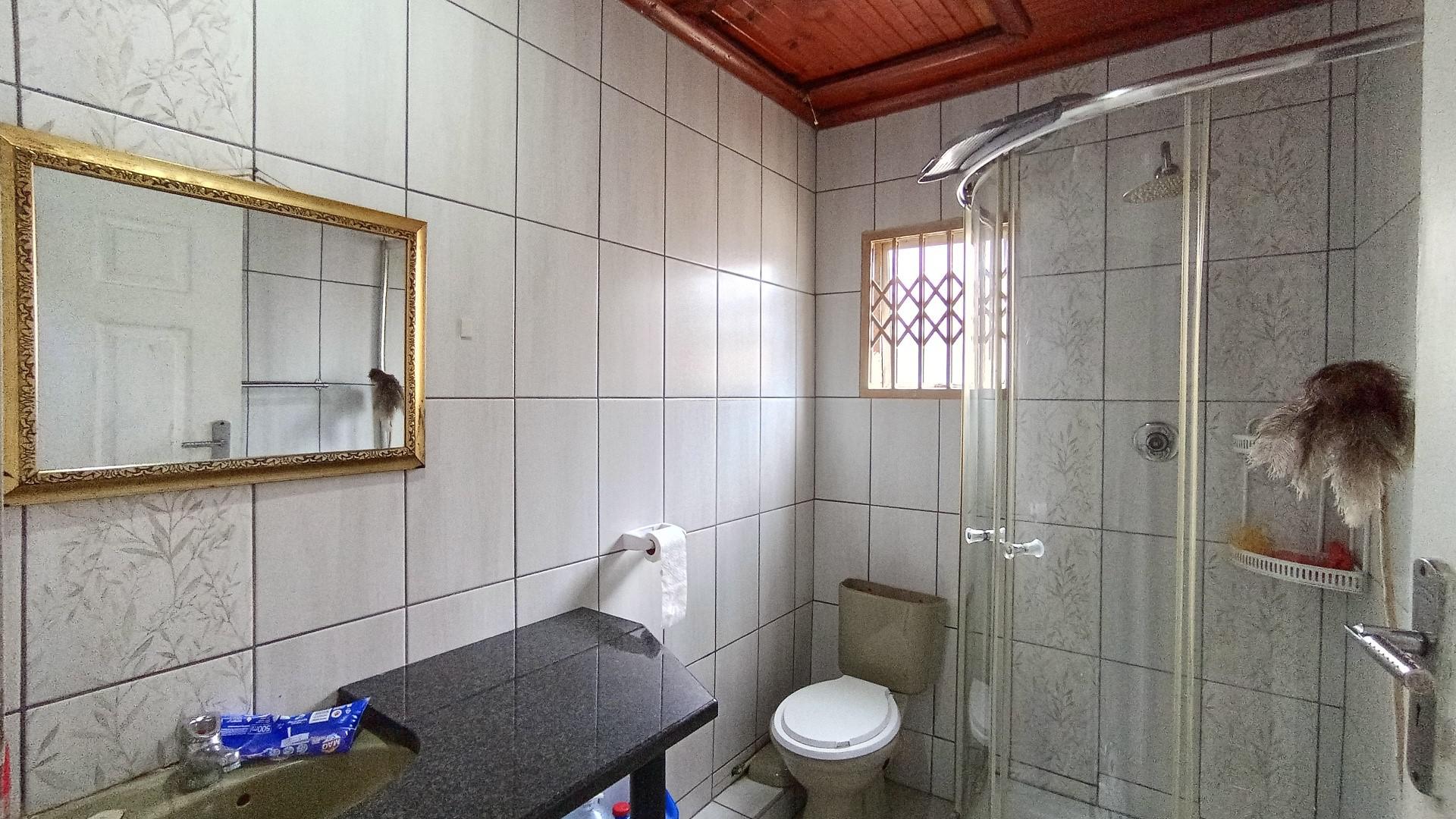 Bathroom 1 - 5 square meters of property in Woodview