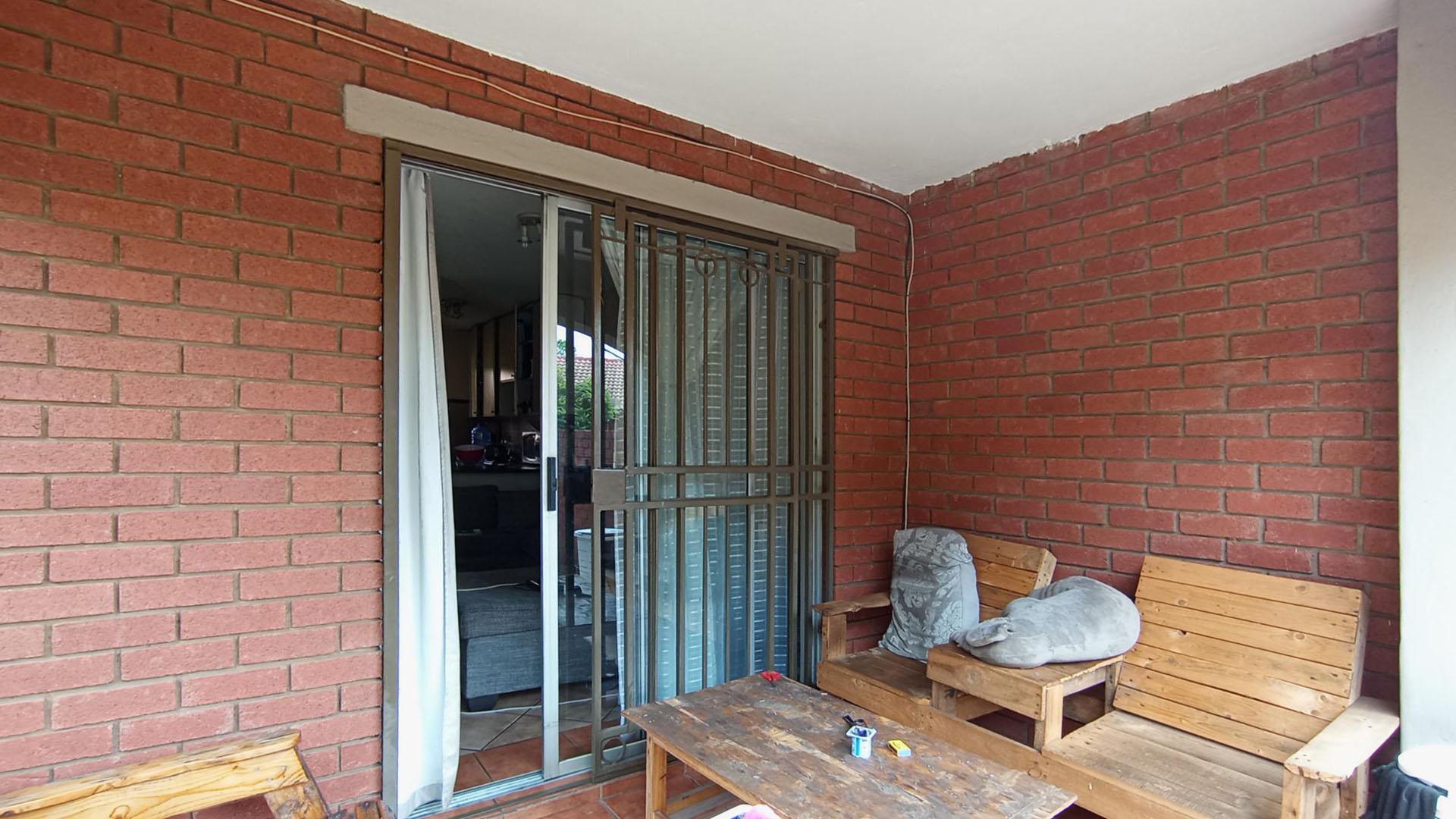 Patio - 8 square meters of property in Highveld