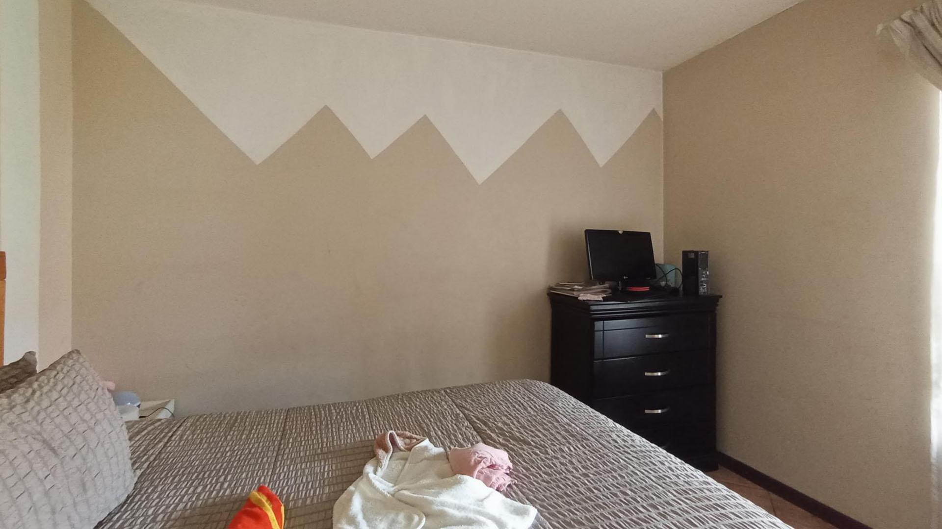 Bed Room 1 - 11 square meters of property in Highveld