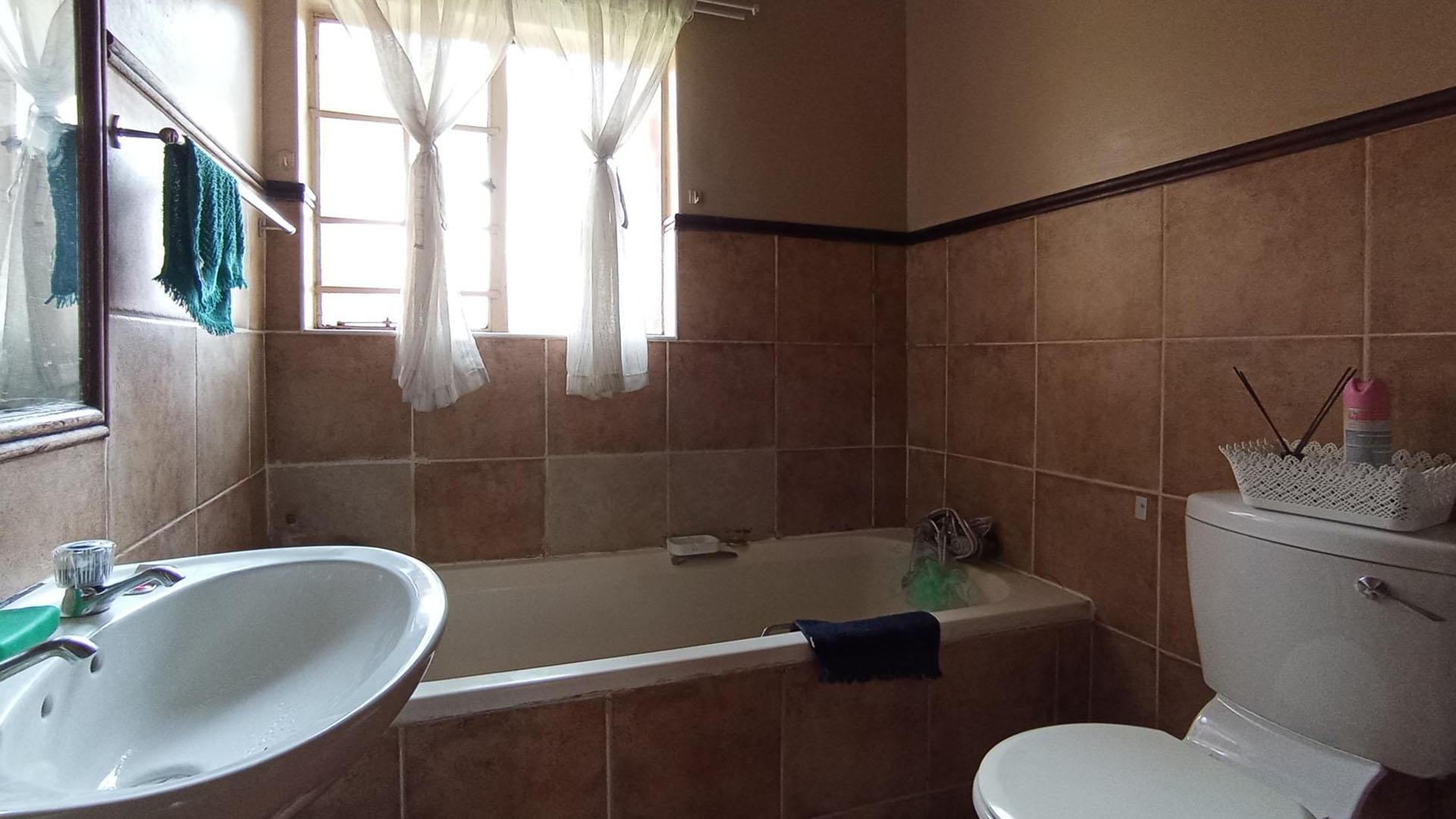 Bathroom 1 - 6 square meters of property in Highveld
