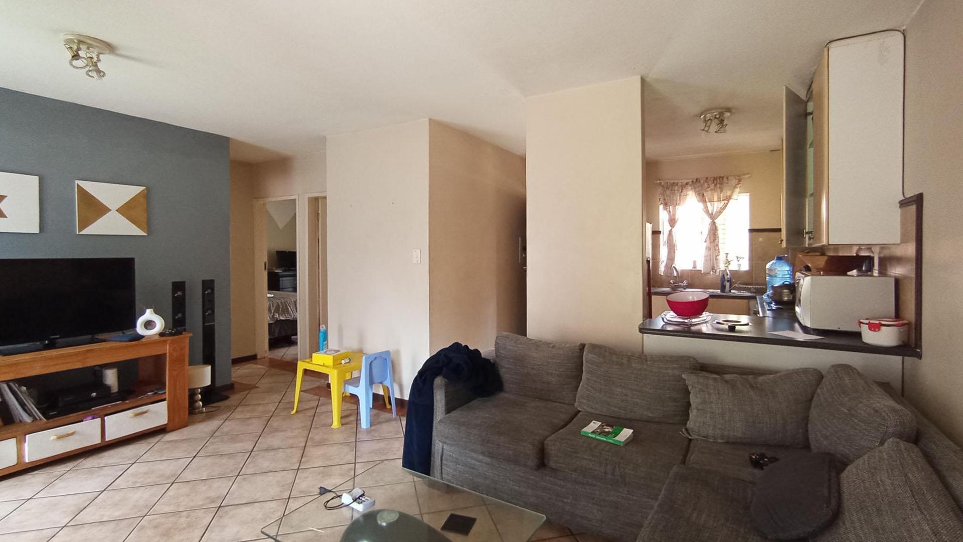 Lounges - 21 square meters of property in Highveld