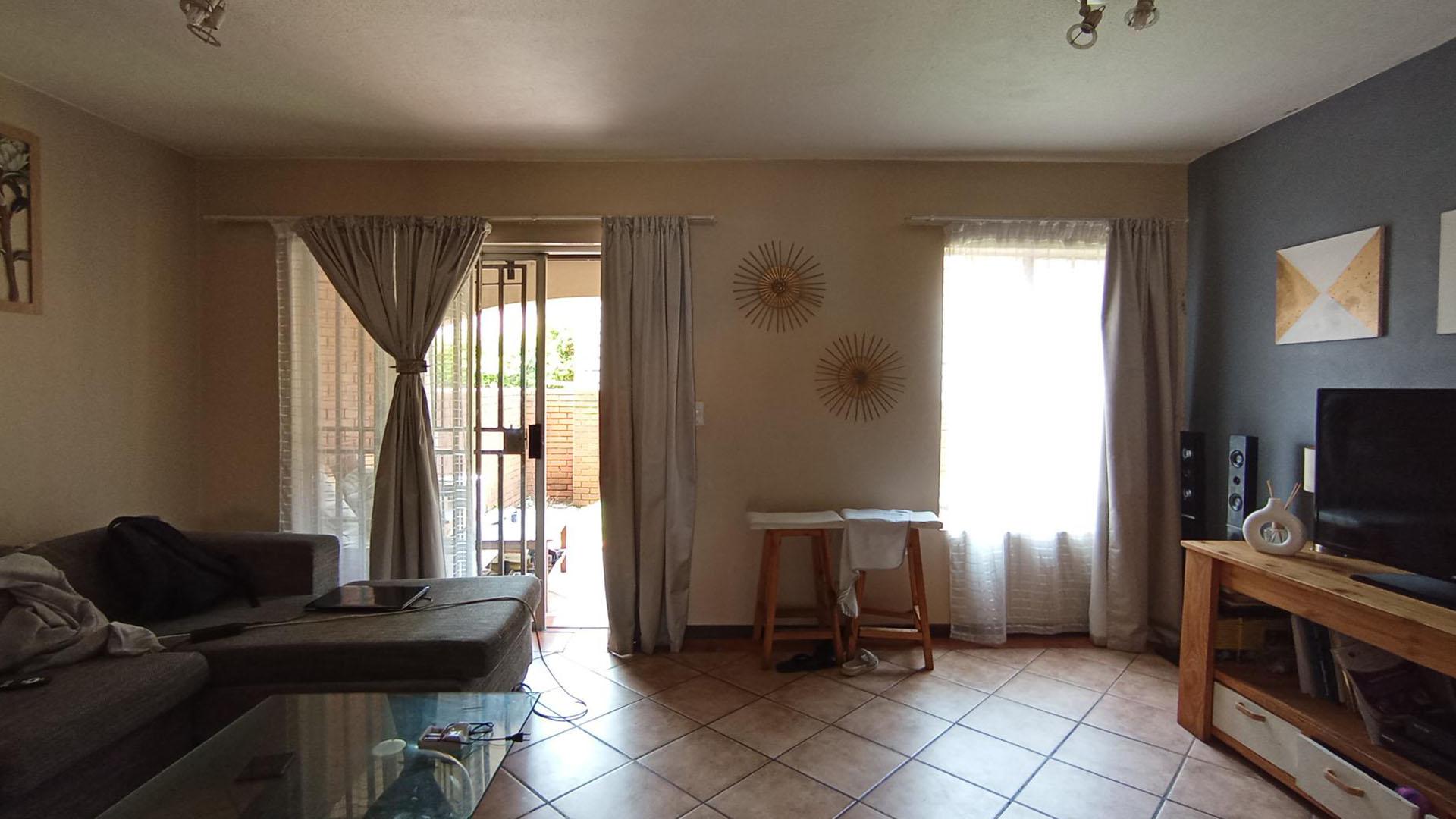 Lounges - 21 square meters of property in Highveld