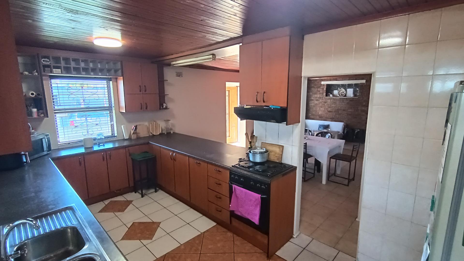 Kitchen - 17 square meters of property in Belgravia