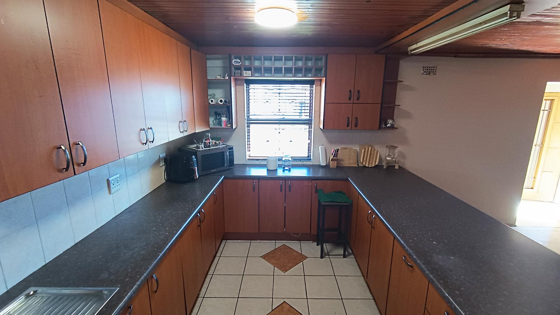 Kitchen - 17 square meters of property in Belgravia