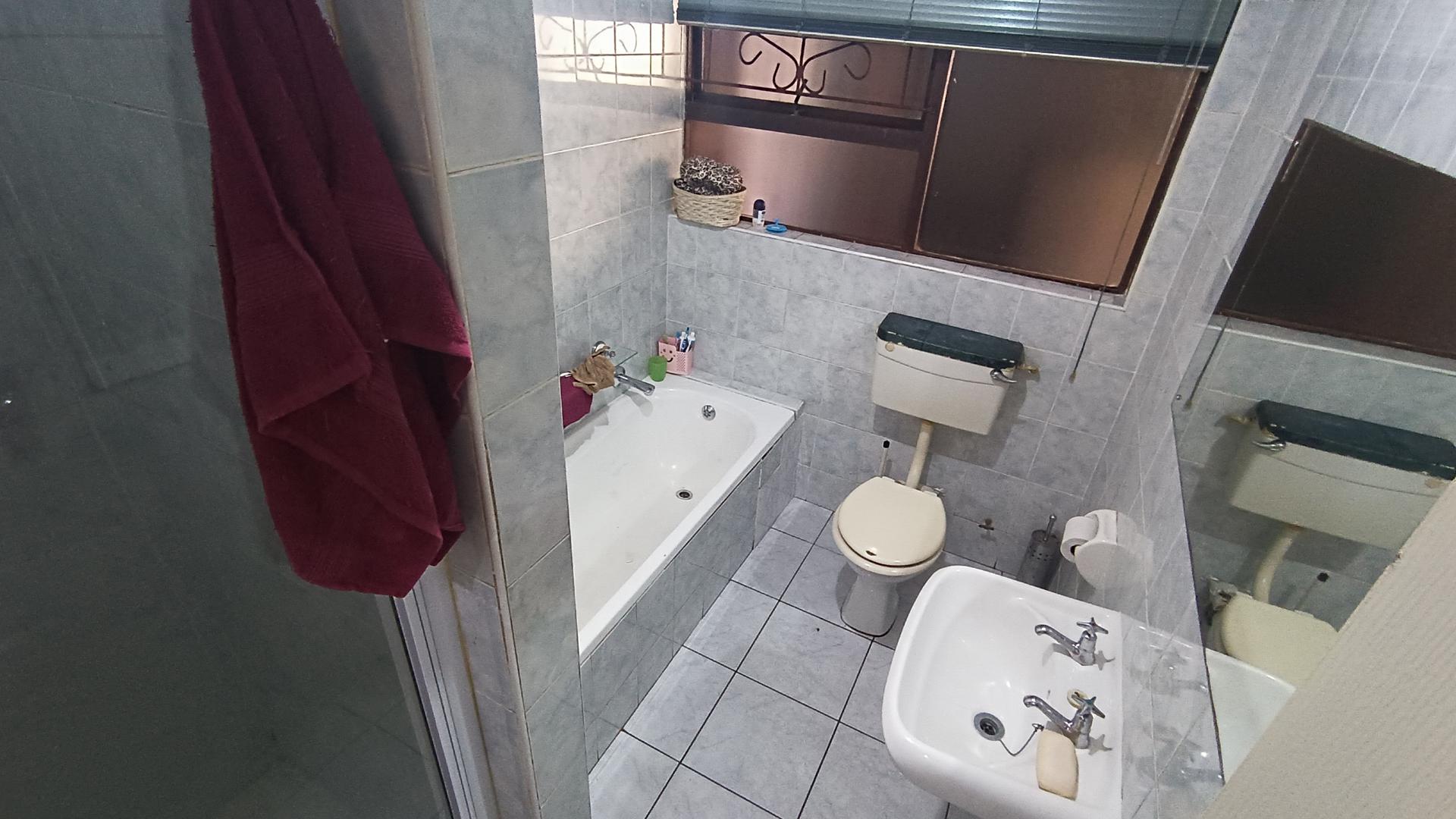 Bathroom 1 - 6 square meters of property in Belgravia