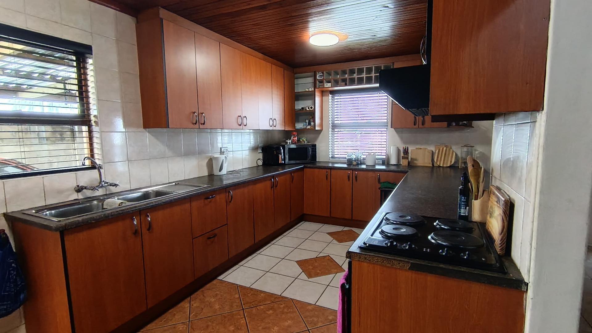 Kitchen - 17 square meters of property in Belgravia