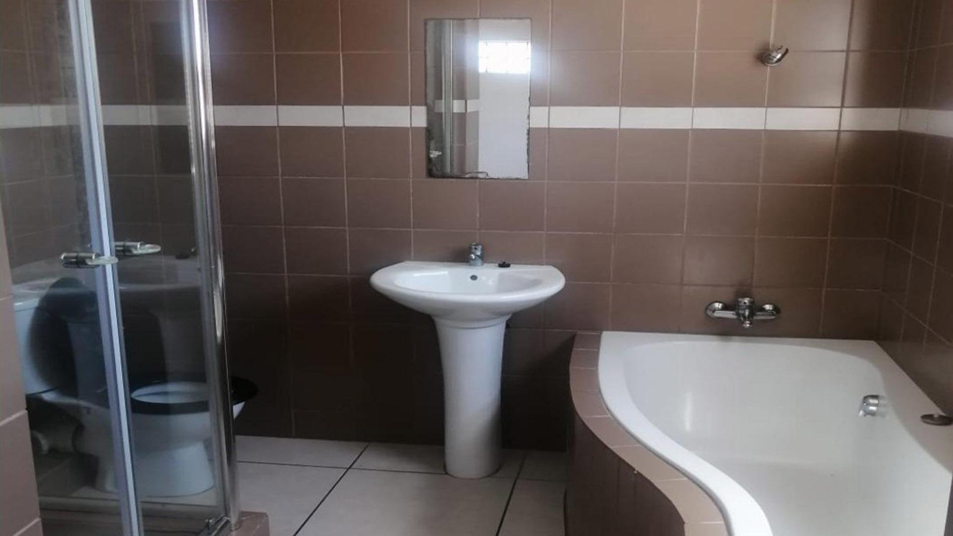 Bathroom 1 - 6 square meters of property in Belgravia