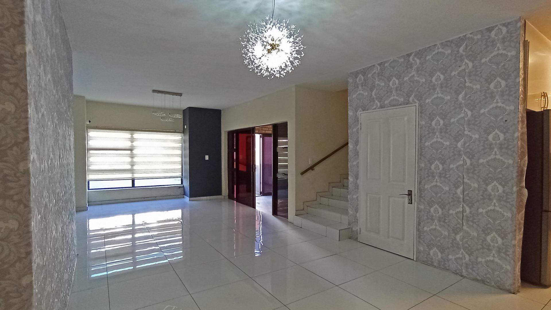 Lounges - 17 square meters of property in Midridge Park