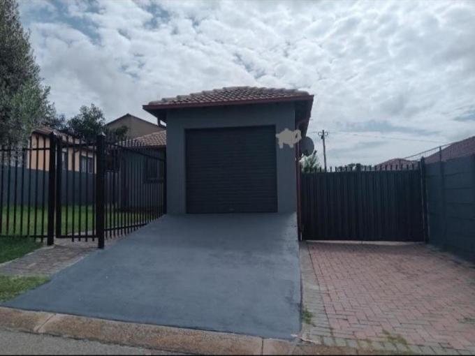 3 Bedroom House for Sale For Sale in Olievenhoutbos - MR626171