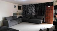 Lounges - 27 square meters of property in Grove End