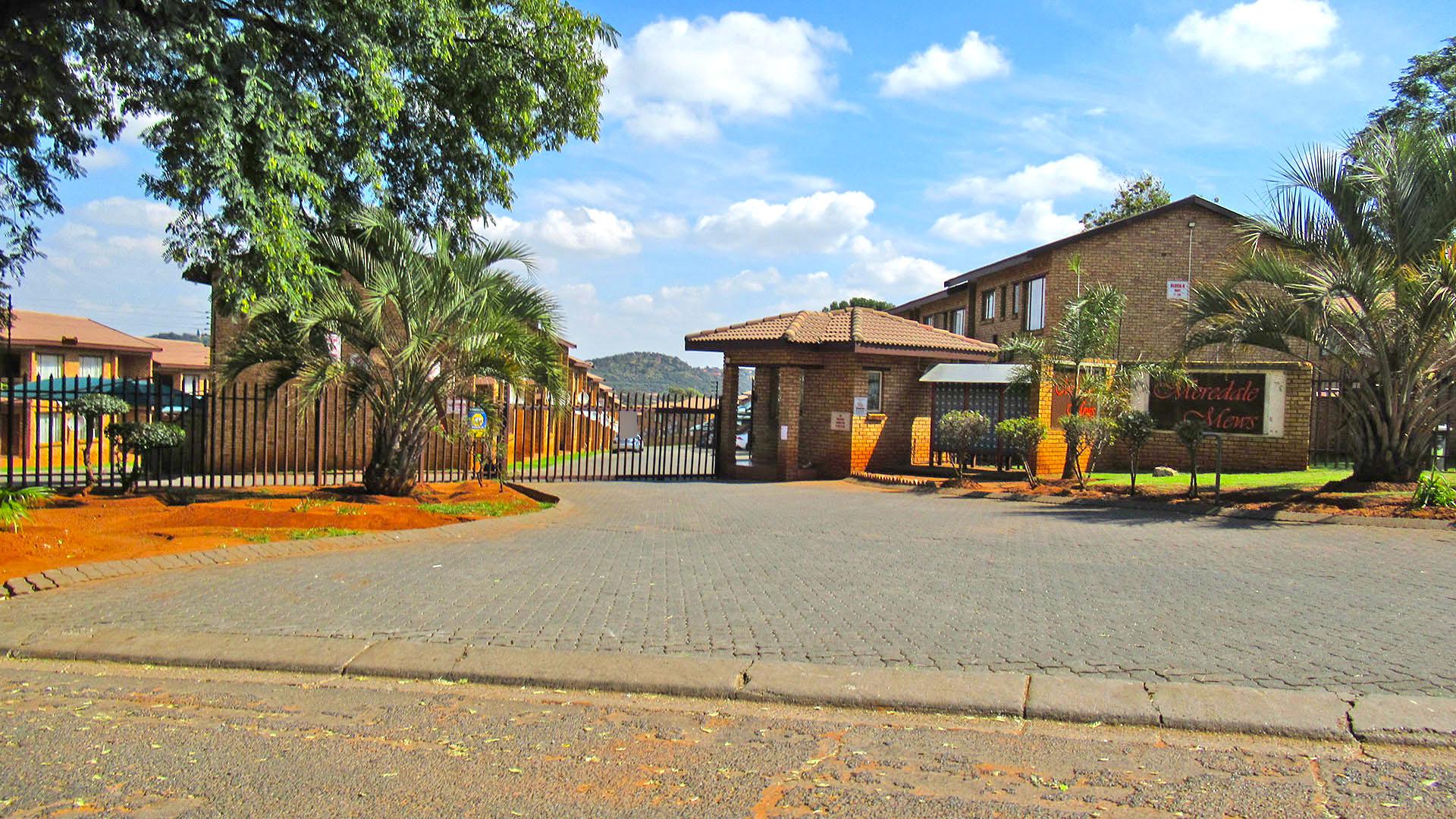 Front View of property in Meredale