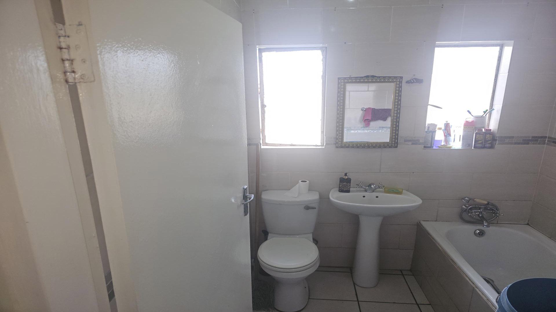 Bathroom 1 of property in Meredale