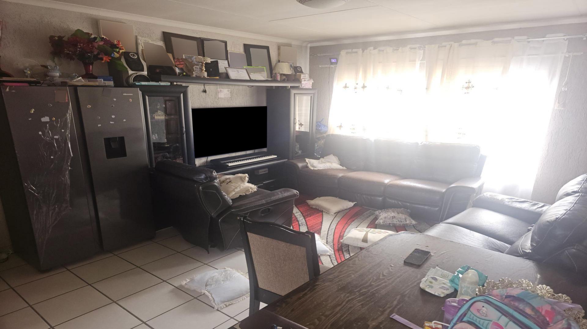 Lounges of property in Meredale