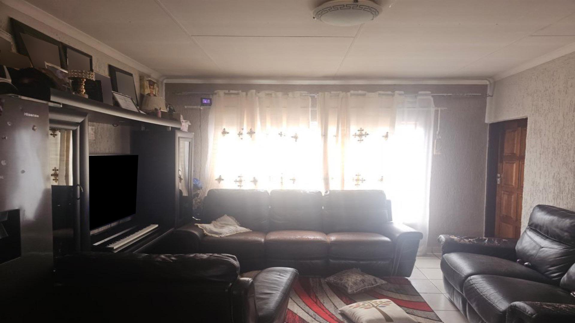 Lounges of property in Meredale