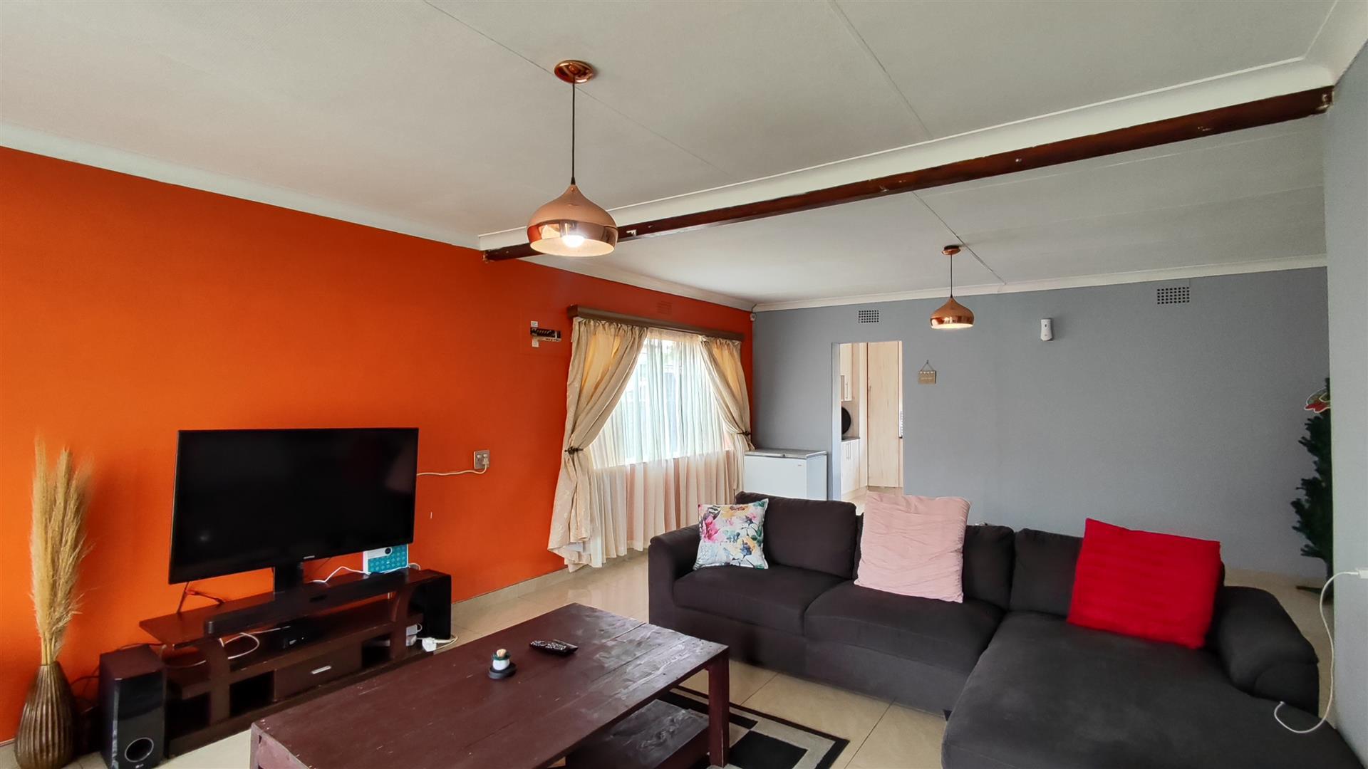 Lounges - 18 square meters of property in Klopperpark