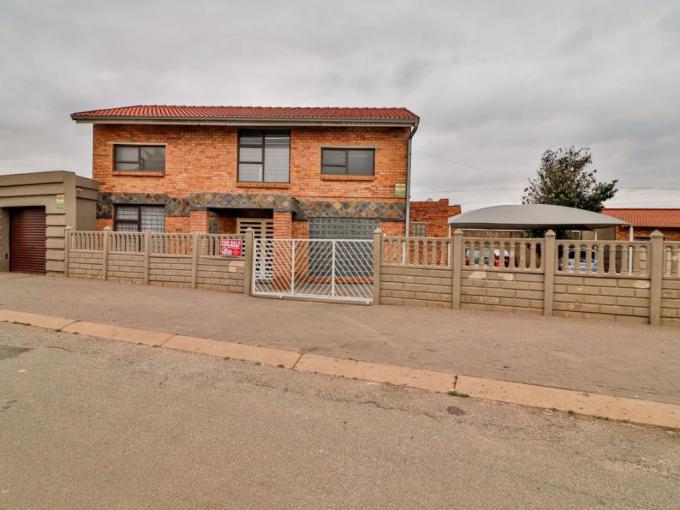 4 Bedroom House for Sale For Sale in Lenasia - MR626228