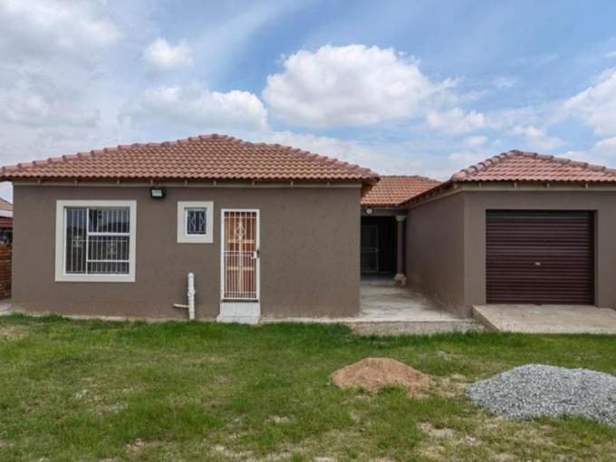 4 Bedroom House for Sale For Sale in Lenasia South - MR626302