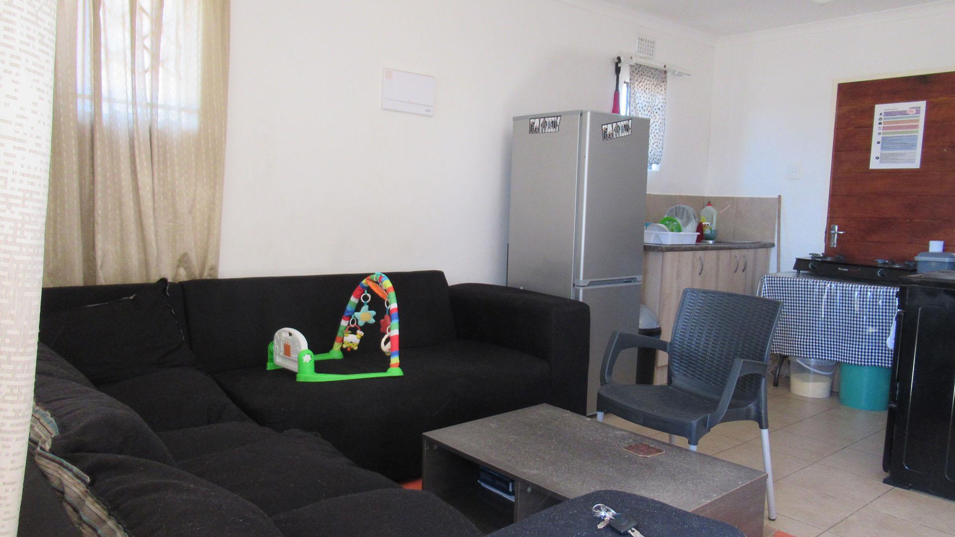 Lounges - 13 square meters of property in Savanna City