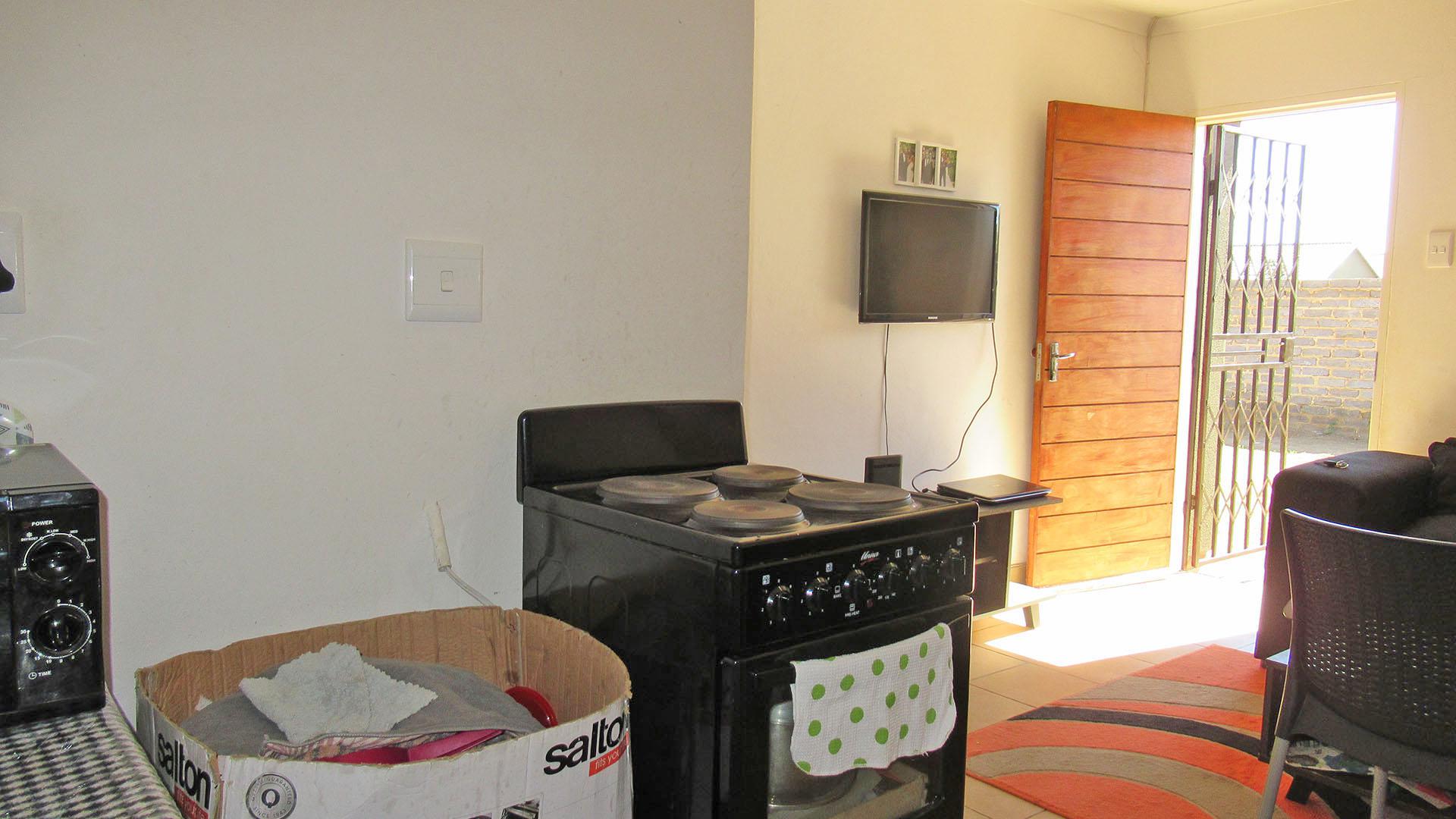 Kitchen - 6 square meters of property in Savanna City