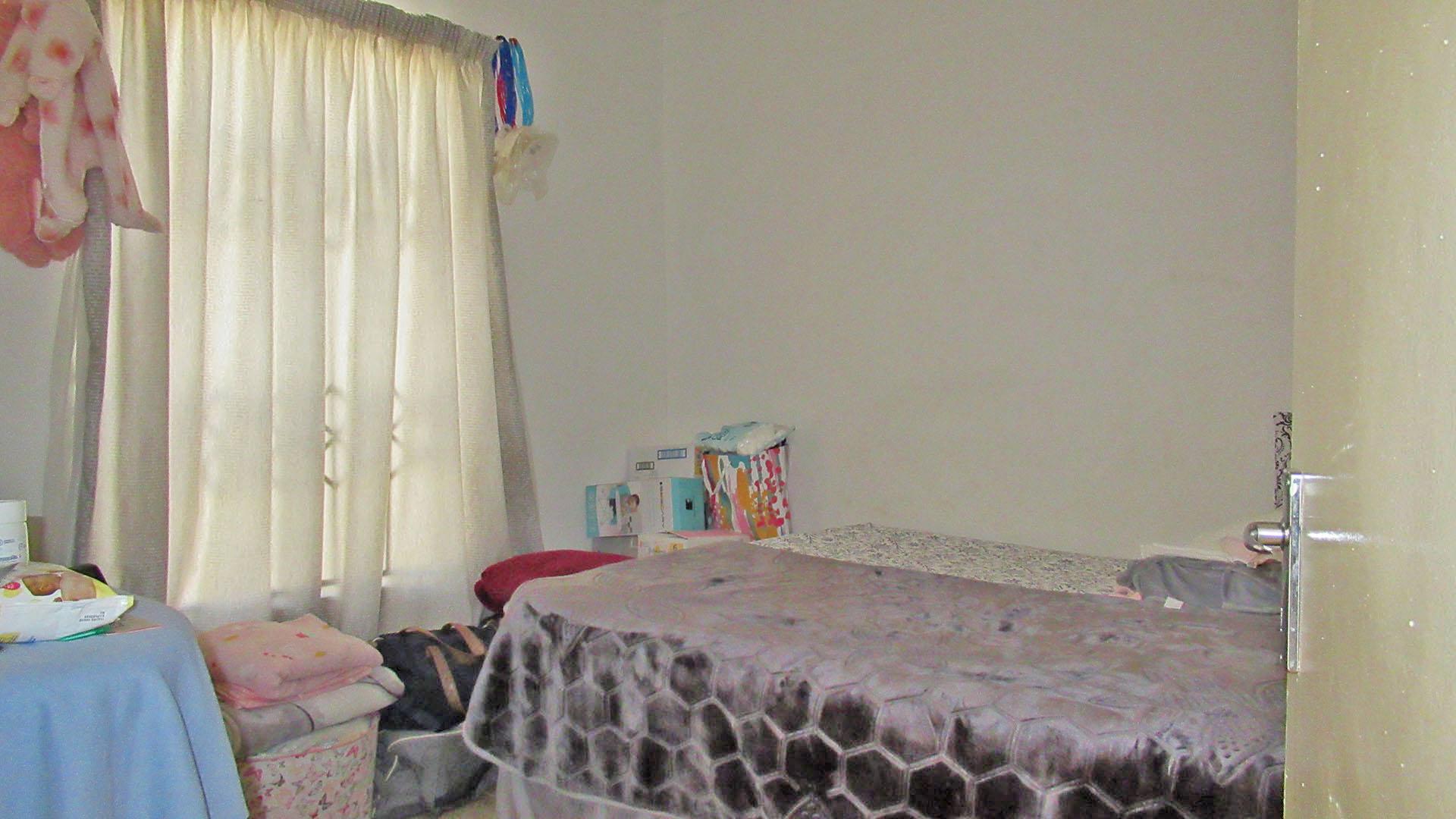 Bed Room 1 - 10 square meters of property in Savanna City