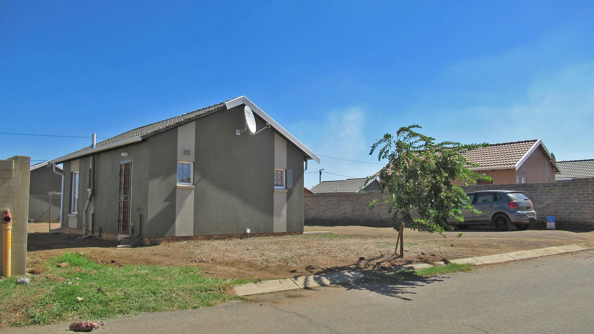 Front View of property in Savanna City