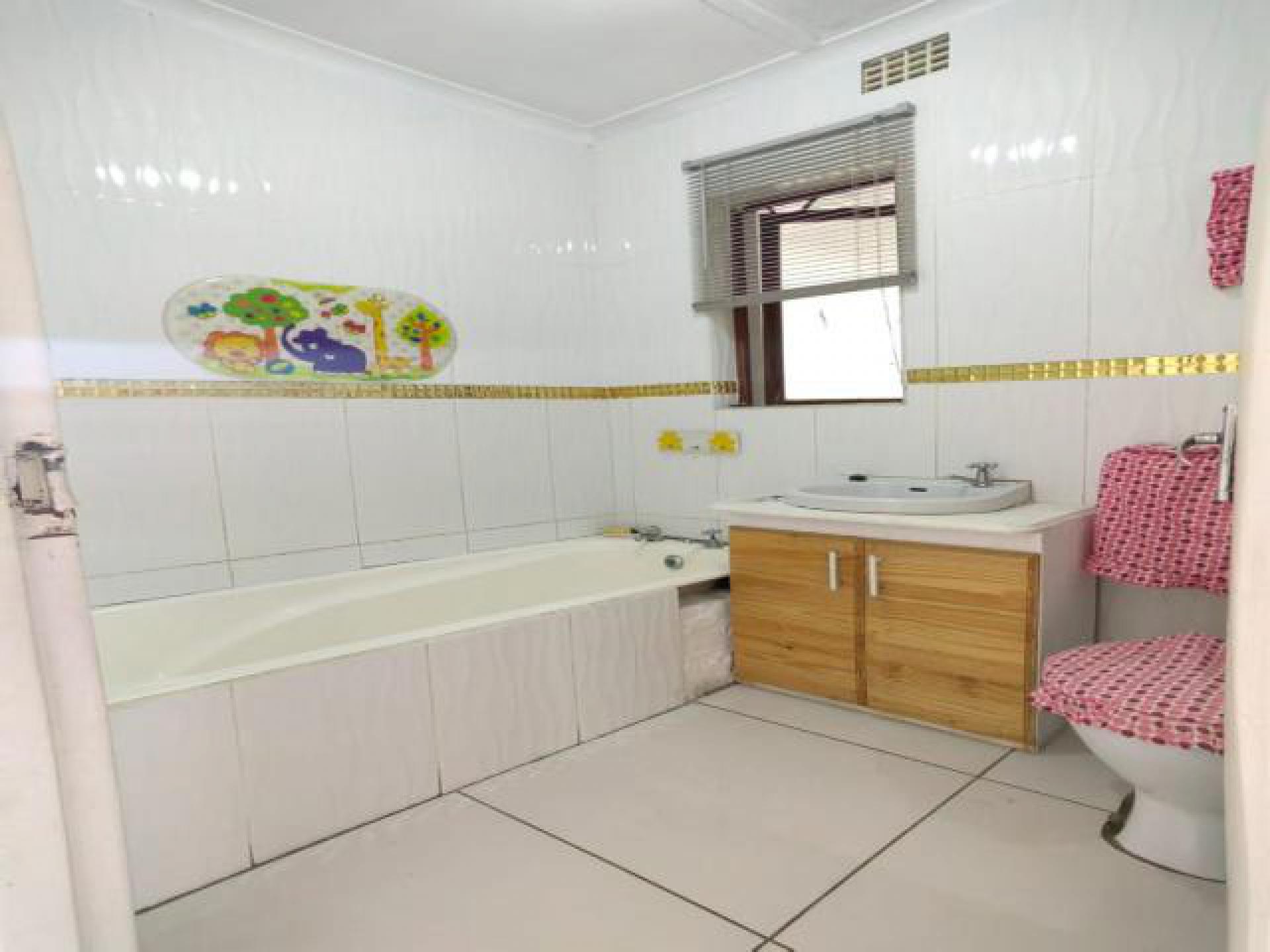 Bathroom 1 of property in Schaapkraal