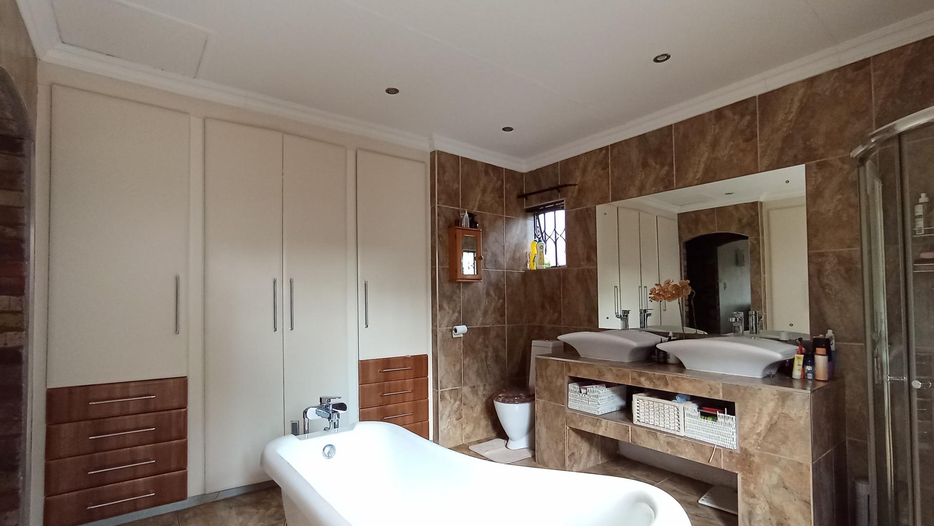 Main Bathroom - 17 square meters of property in Theresapark