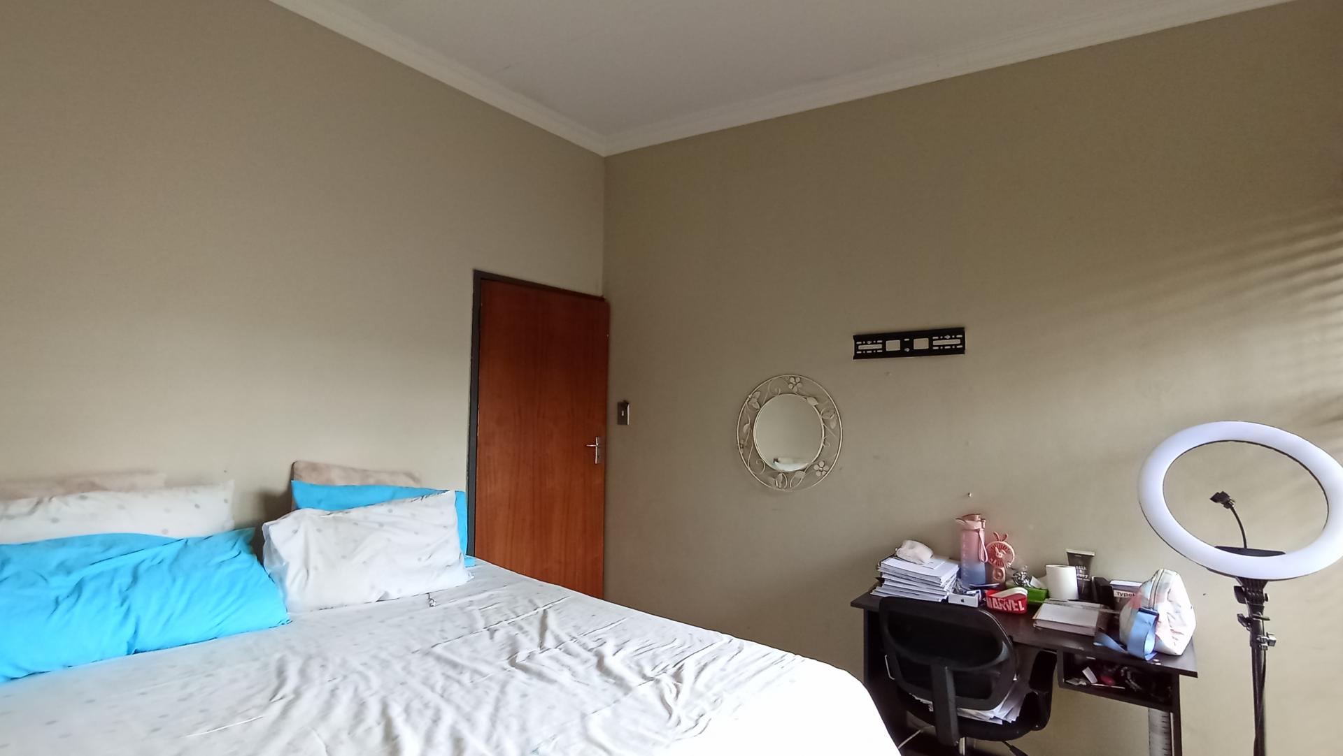 Bed Room 2 - 12 square meters of property in Theresapark