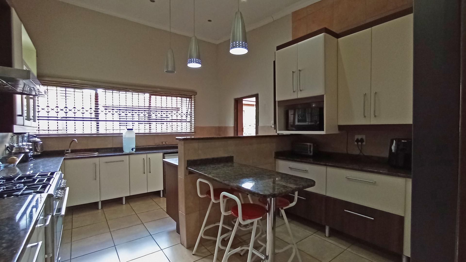 Kitchen - 22 square meters of property in Theresapark