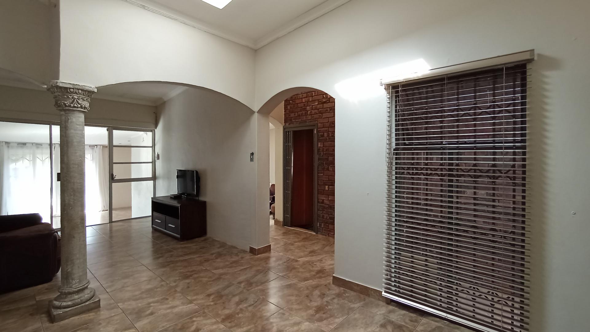 Dining Room - 12 square meters of property in Theresapark