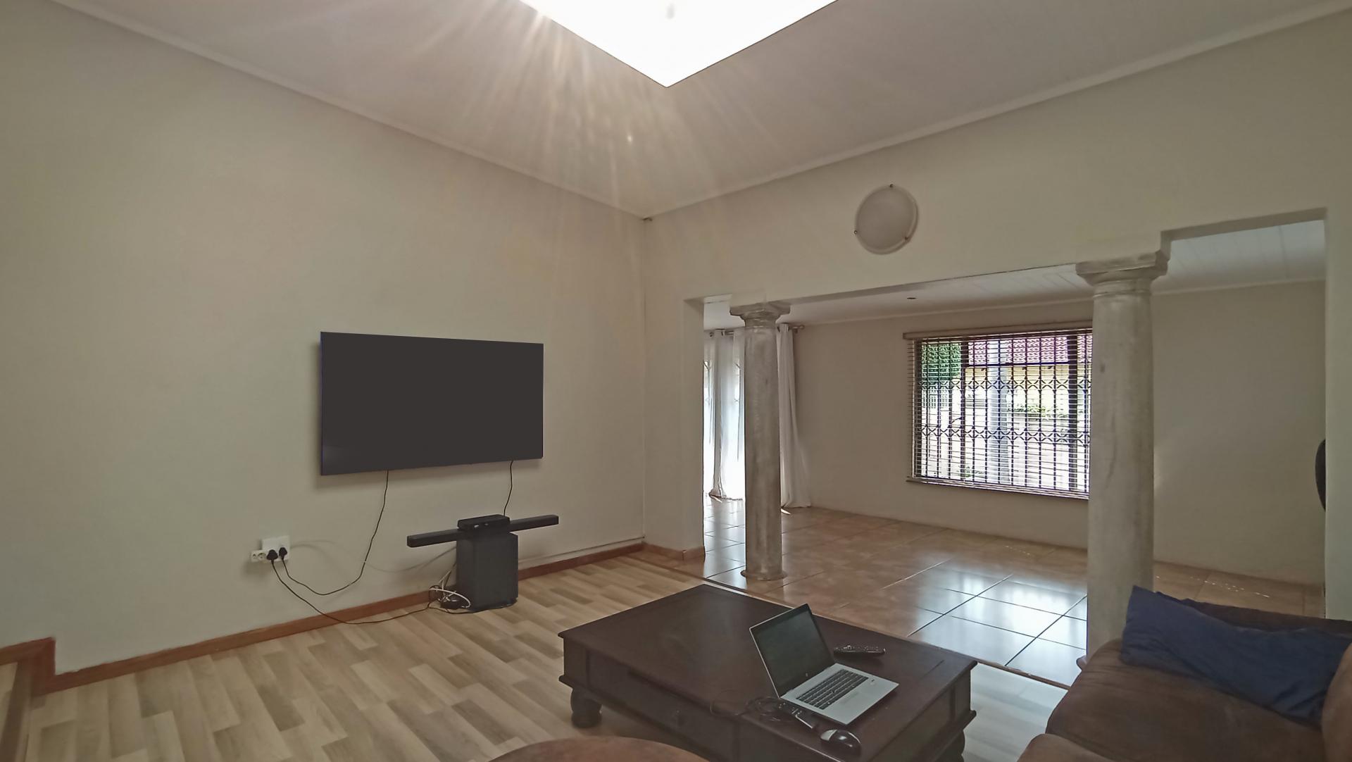 Lounges - 33 square meters of property in Theresapark