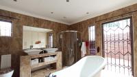 Main Bathroom - 17 square meters of property in Theresapark