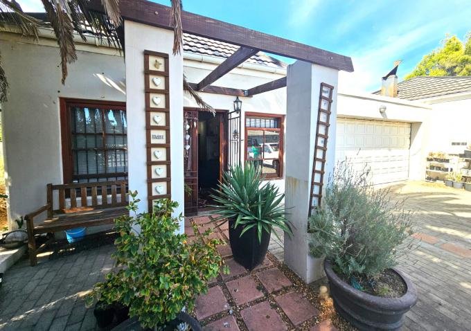 4 Bedroom House for Sale For Sale in Paarl - MR626476