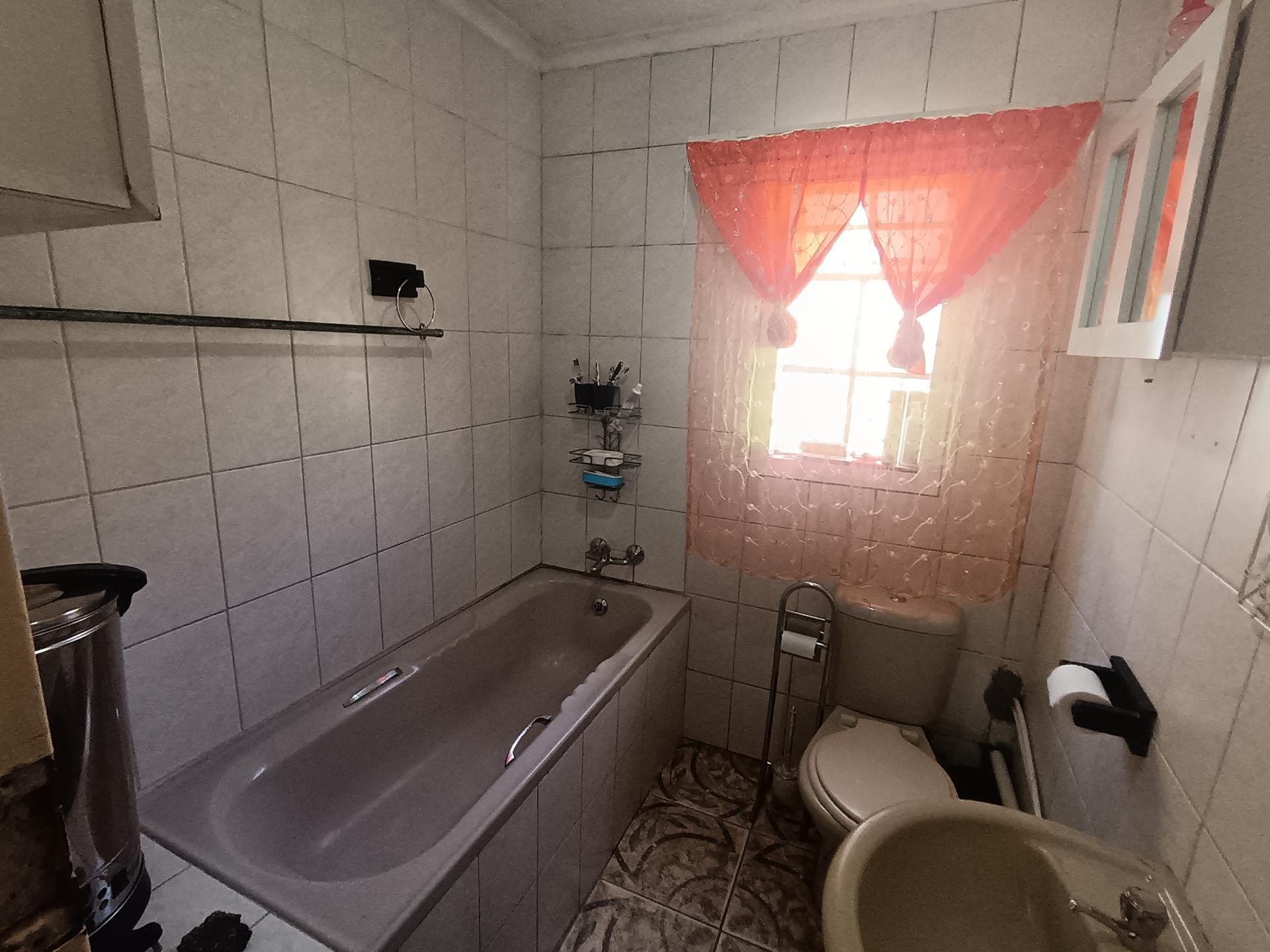 Bathroom 1 of property in King Williams Town